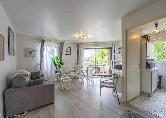 Apartment With Parking And Balcony Near The Beach