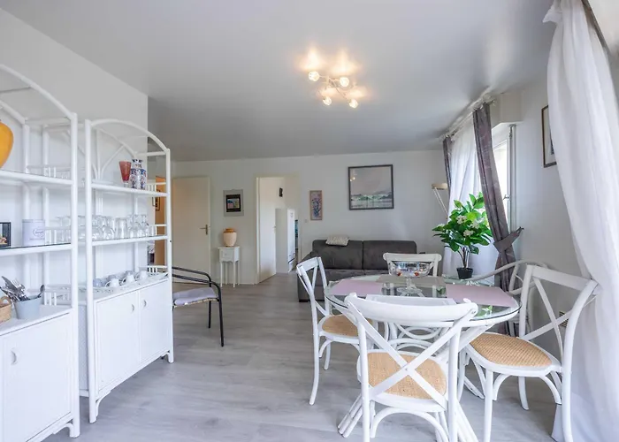 Apartment With Parking And Balcony Near The Beach