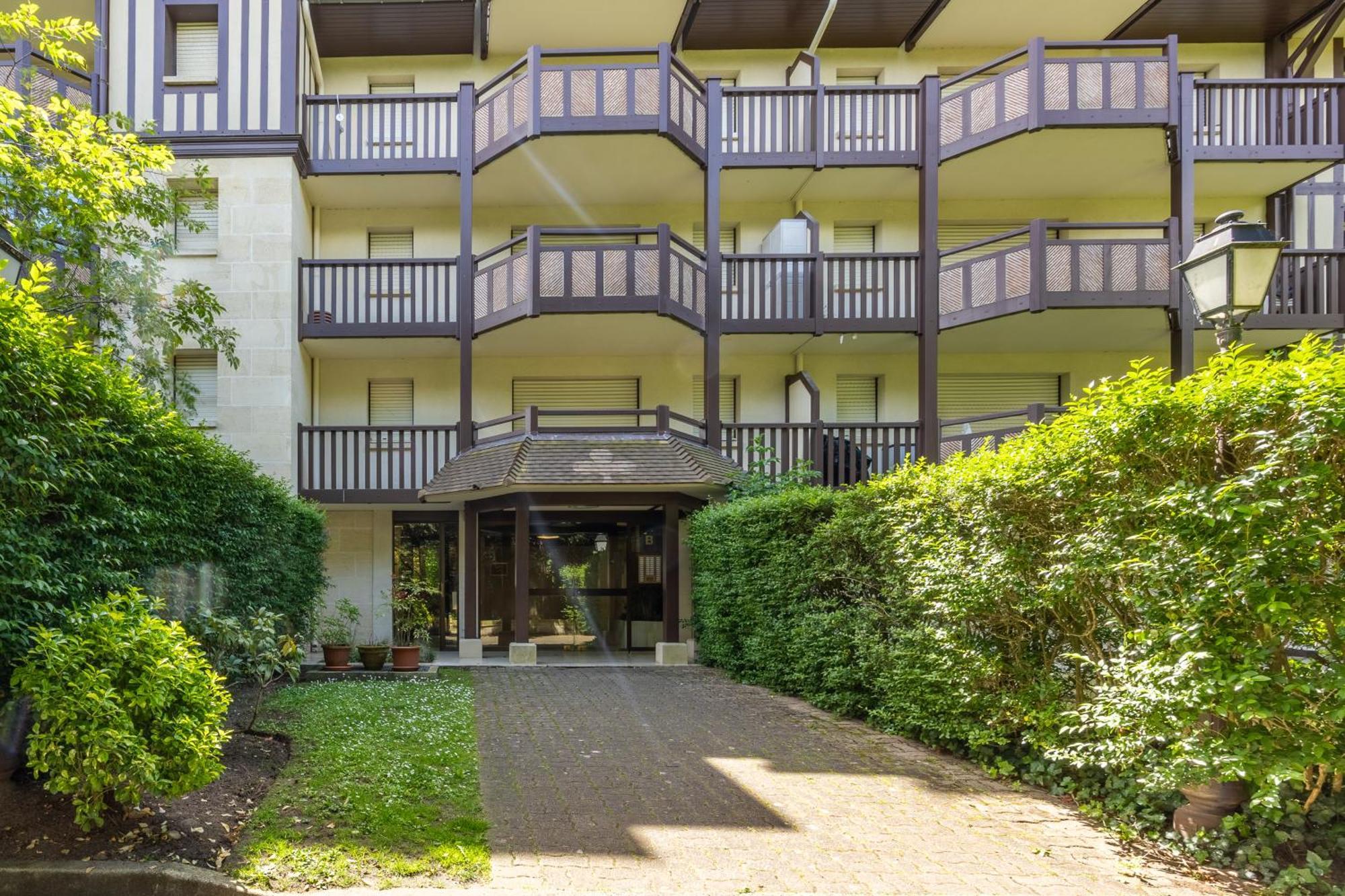 Apartment With Parking And Balcony Near The Deauville